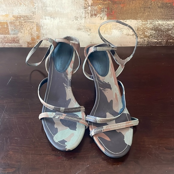 Camo strappy heels - Picture 1 of 4